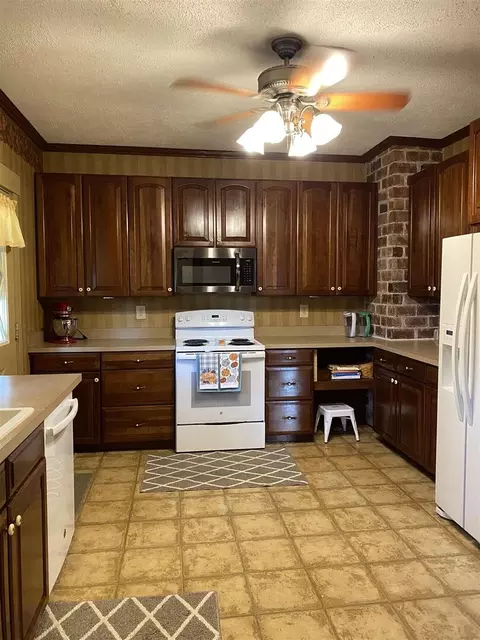 815 N Main St, Benton, IL 62812 photo 23