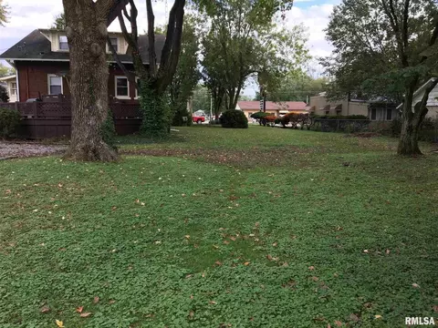 815 N Main St, Benton, IL 62812 photo 12