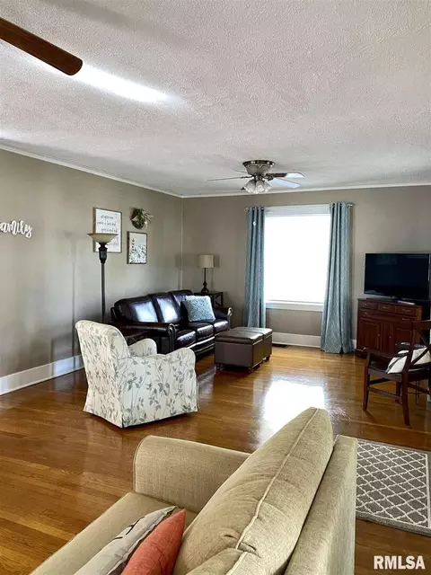 815 N Main St, Benton, IL 62812 photo 24