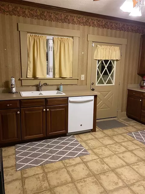 815 N Main St, Benton, IL 62812 photo 28