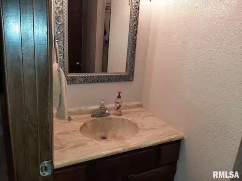 701 W Sylvester Ave, Christopher, IL 62822 photo 11
