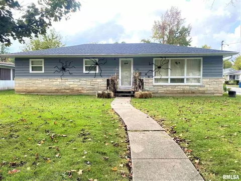 705 N Maple St, Benton, IL 62812 photo 1