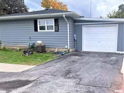 705 N Maple St, Benton, IL 62812 photo 5