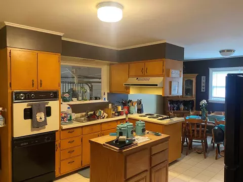 705 N Maple St, Benton, IL 62812 photo 6