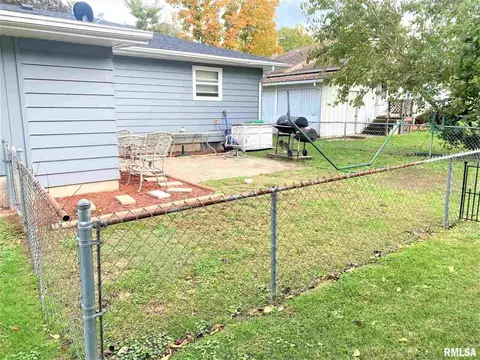 705 N Maple St, Benton, IL 62812 photo 9