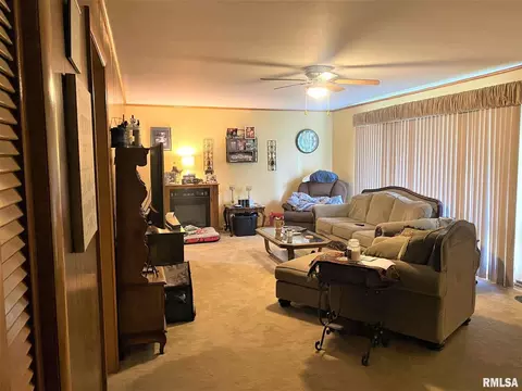 705 N Maple St, Benton, IL 62812 photo 3