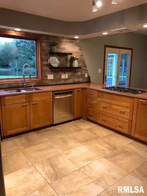 5 Clear Lake Dr, Centralia, IL 62801 photo 10
