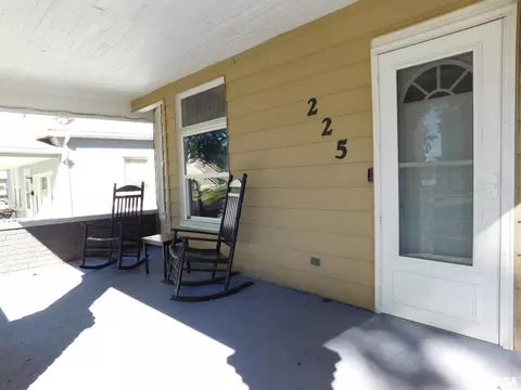 225 N Beech St, Centralia, IL 62801 photo 3