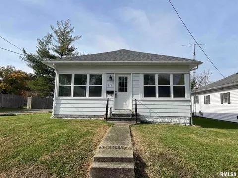 311 N Maple St, Christopher, IL 62822 photo 2