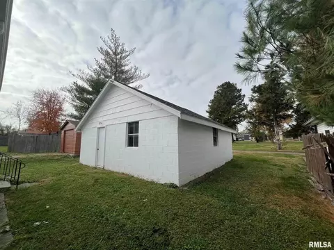 311 N Maple St, Christopher, IL 62822 photo 17