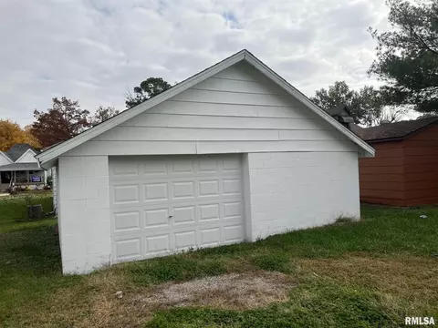 311 N Maple St, Christopher, IL 62822 photo 16