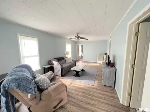 311 N Maple St, Christopher, IL 62822 photo 3