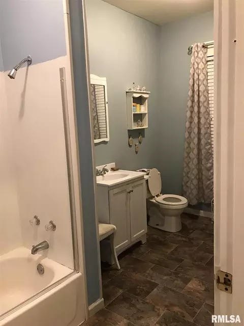306 N State St, Christopher, IL 62822 photo 17