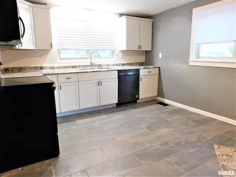 345 W Mcfall St, Benton, IL 62812 photo 8