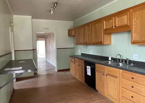 705 S Main St, Benton, IL 62812 photo 11