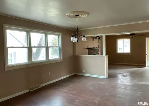 705 S Main St, Benton, IL 62812 photo 12