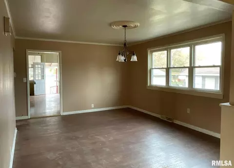705 S Main St, Benton, IL 62812 photo 13