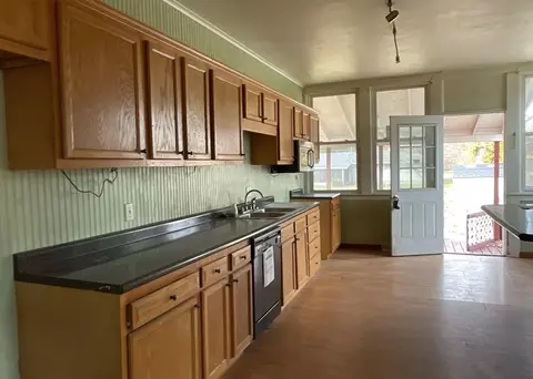 705 S Main St, Benton, IL 62812 photo 10