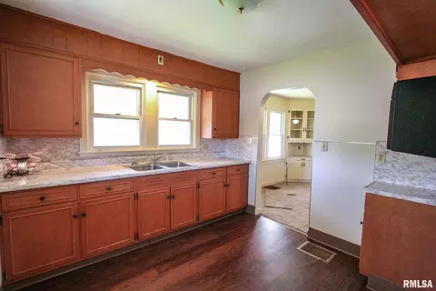 1007 Oak St, Carmi, IL 62821 photo 9
