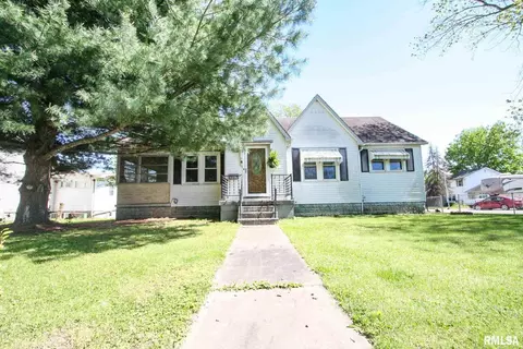 1007 Oak St, Carmi, IL 62821 photo 2