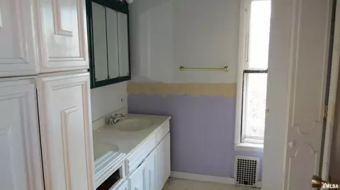 208 S Victor St, Christopher, IL 62822 photo 7