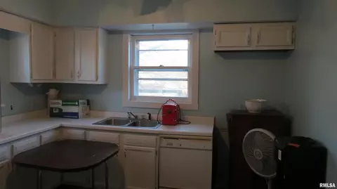 208 S Victor St, Christopher, IL 62822 photo 11