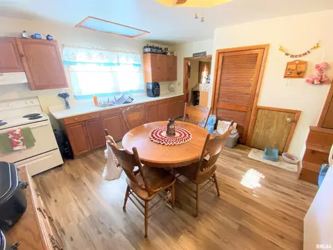 930 S State St, Flora, IL 62839 photo 9