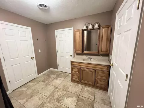 807 E Main St, Christopher, IL 62822 photo 9