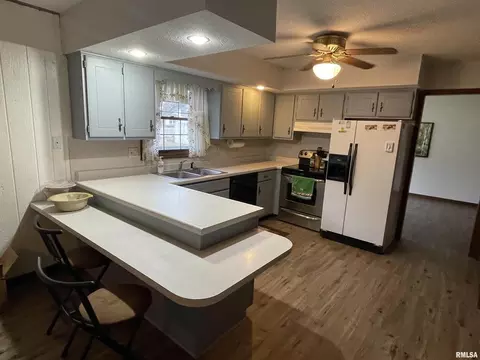 1002 E Gregory St, Marion, IL 62959 photo 11