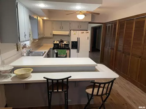 1002 E Gregory St, Marion, IL 62959 photo 9
