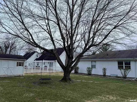 1002 E Gregory St, Marion, IL 62959 photo 2