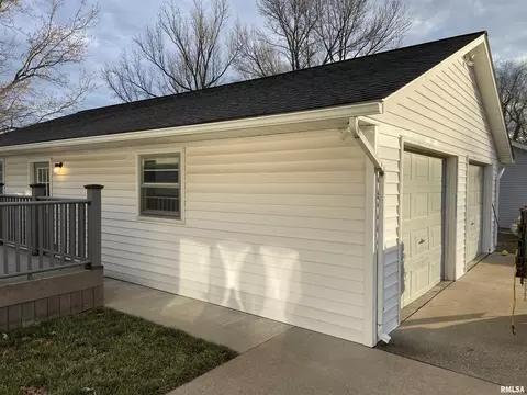 607 S Carbon St, Marion, IL 62959 photo 12