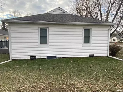 607 S Carbon St, Marion, IL 62959 photo 5