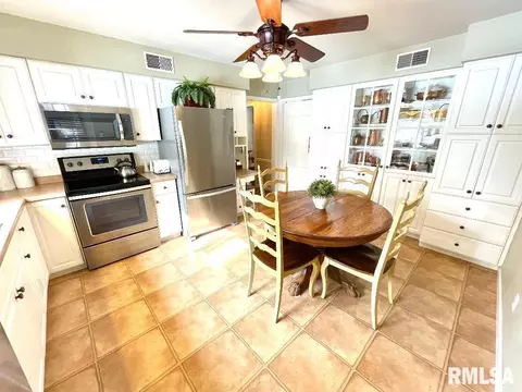 15 Orchard Dr E, Centralia, IL 62801 photo 8