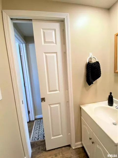 335 College St, Flora, IL 62839 photo 36
