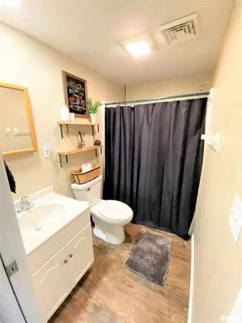 335 College St, Flora, IL 62839 photo 37