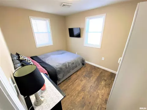 335 College St, Flora, IL 62839 photo 28