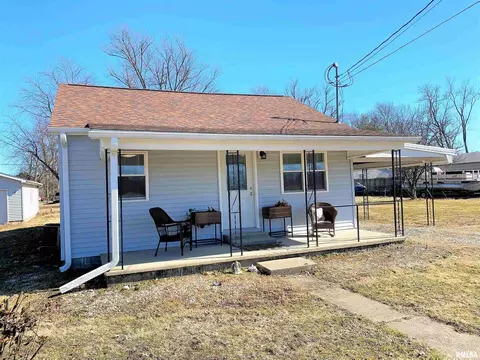335 College St, Flora, IL 62839 photo 1