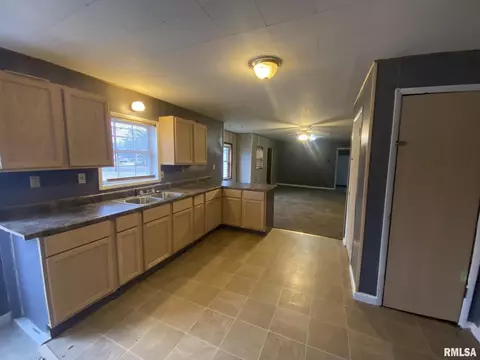 901 E Kell St, Centralia, IL 62801 photo 4
