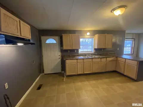 901 E Kell St, Centralia, IL 62801 photo 6