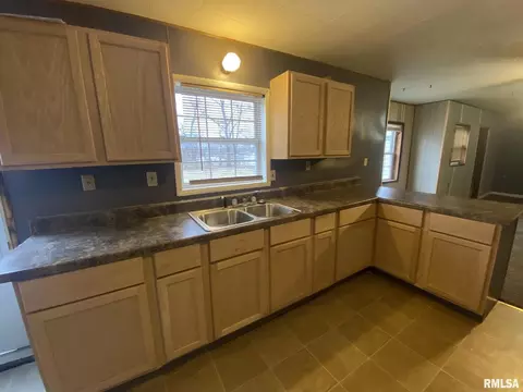 901 E Kell St, Centralia, IL 62801 photo 5