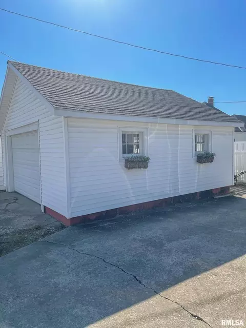 208 4th St, Carmi, IL 62821 photo 7