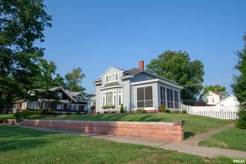 208 4th St, Carmi, IL 62821 photo 2