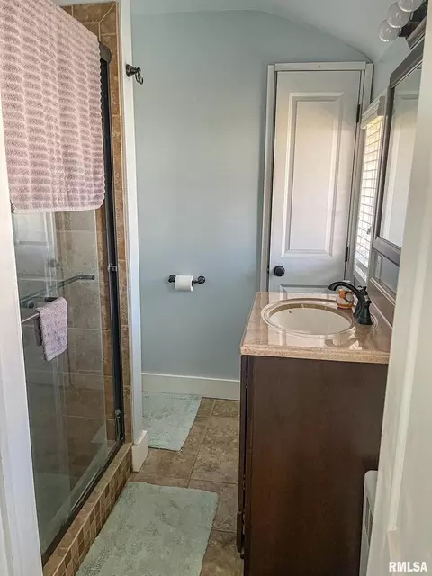 208 4th St, Carmi, IL 62821 photo 24