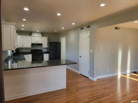 1102 State St, Eldorado, IL 62930 photo 19