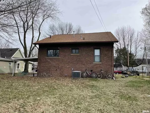 211 Mcfall St, Benton, IL 62812 photo 7