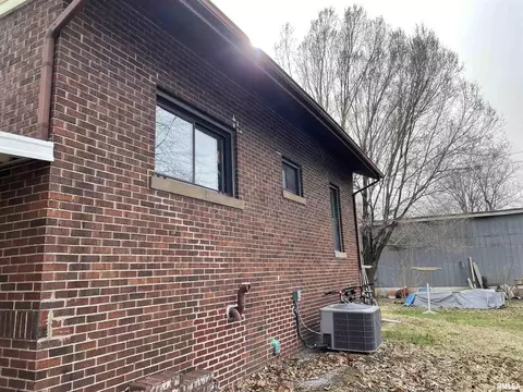 211 Mcfall St, Benton, IL 62812 photo 9