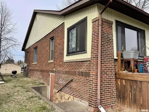 211 Mcfall St, Benton, IL 62812 photo 4