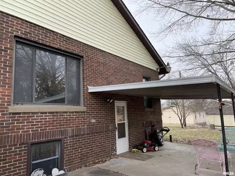 211 Mcfall St, Benton, IL 62812 photo 10
