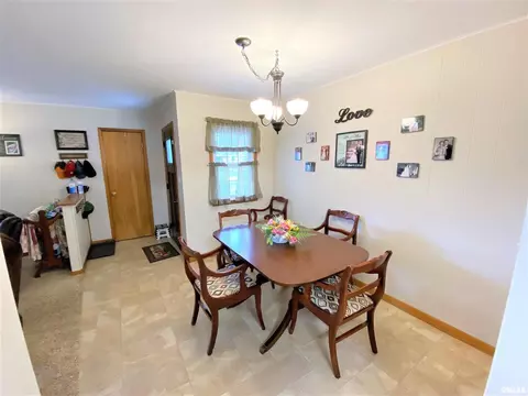 832 W 5th St, Flora, IL 62839 photo 12